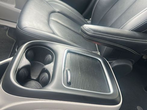 Used 2024 Chrysler Pacifica Touring-L FWD image 23