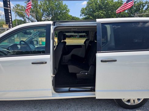 Used 2019 Dodge Grand Caravan SE FWD image 17