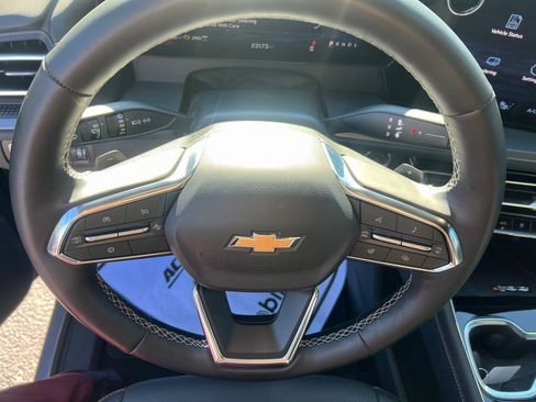 Used 2025 Chevrolet Traverse LT image 7