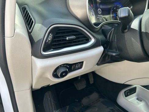 Used 2024 Chrysler Pacifica Touring-L image 18