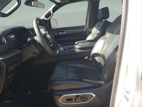 Used 2024 Jeep Wagoneer Series II w/ Flexible Seating Group RWD image 16