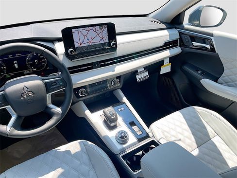 New 2025 Mitsubishi Outlander SEL image 24