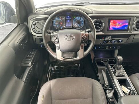 Used 2018 Toyota Tacoma TRD Sport image 10
