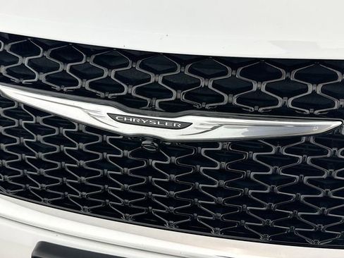 Used 2024 Chrysler Pacifica Touring-L image 25