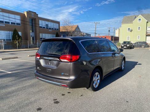 Used 2018 Chrysler Pacifica Touring Plus image 5