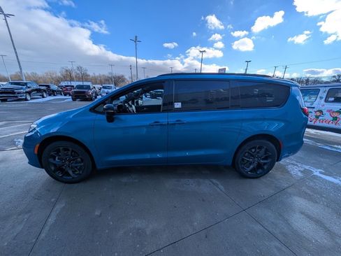 New 2026 Chrysler Pacifica Select w/ S Appearance Package image 8