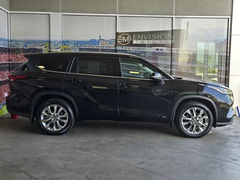 Certified 2026 Toyota Highlander Limited AWD/4WD image 4