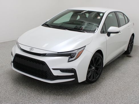Used 2025 Toyota Corolla SE FWD image 2