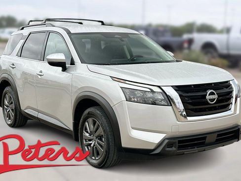 Used 2024 Nissan Pathfinder SV image 1