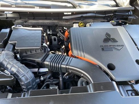 Used 2024 Mitsubishi Outlander 4WD Plug-In Hybrid image 28
