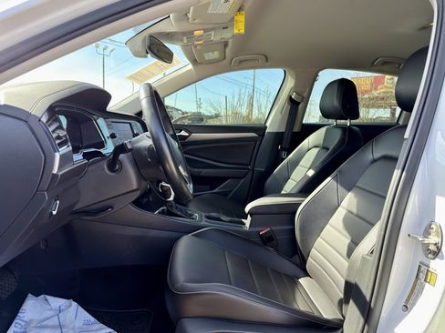 Used 2023 Volkswagen Jetta SE image 9