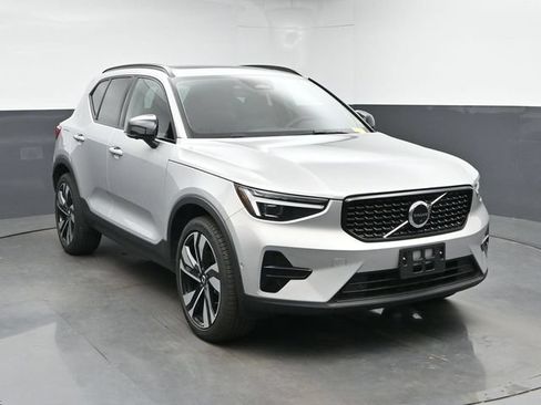 Used 2023 Volvo XC40 B5 Ultimate w/ Protection Package Premier AWD/4WD image 2