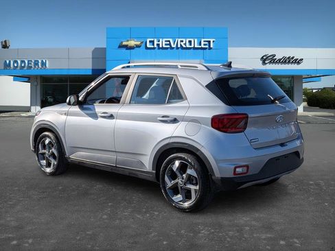 Used 2022 Hyundai Venue SEL image 3