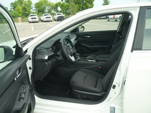 Used 2025 Nissan Altima 2.5 SV FWD image 11