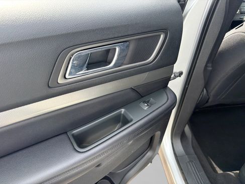 Used 2018 Ford Explorer XLT FWD image 10