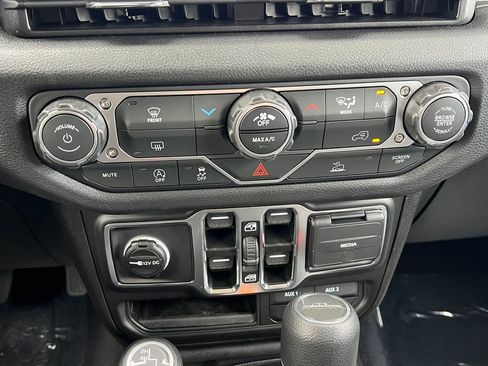 New 2025 Jeep Gladiator Sport image 20