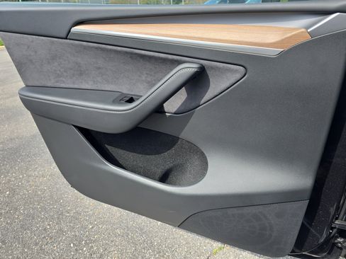 Used 2025 Tesla Model Y Long Range image 25