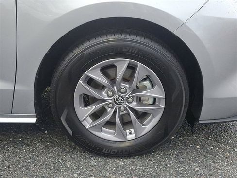 Used 2024 Toyota Sienna XLE image 8