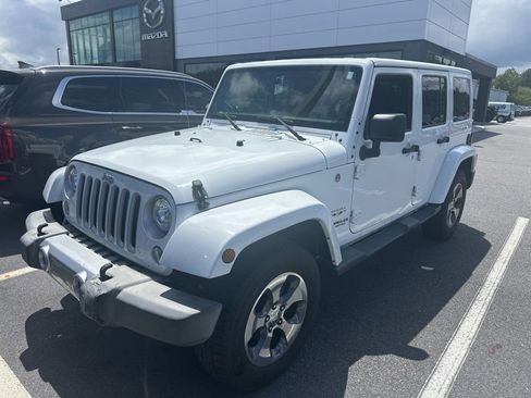 Used 2017 Jeep Wrangler Unlimited Sahara w/ Connectivity Group AWD/4WD image 3