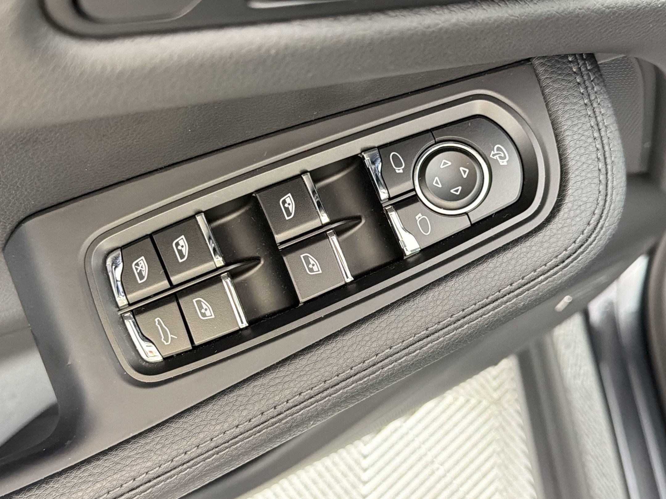 Certified 2026 Porsche Macan AWD/4WD image 13
