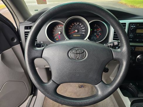 Used 2007 Toyota 4Runner SR5 AWD/4WD image 25