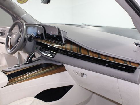 Used 2021 Cadillac Escalade Premium Luxury Platinum w/ Heavy-Duty Trailer Package image 32