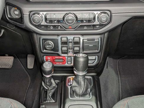 Used 2025 Jeep Wrangler Unlimited Rubicon w/ Convenience Group AWD/4WD image 18