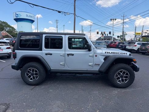 Used 2024 Jeep Wrangler Unlimited Rubicon AWD/4WD image 12