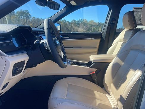 Certified 2023 Jeep Grand Cherokee Limited image 13