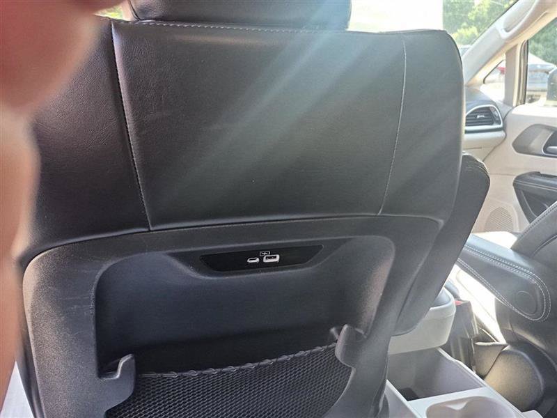 Used 2023 Chrysler Pacifica Touring-L FWD image 27