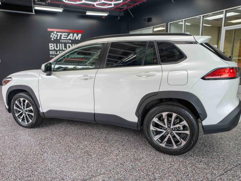Used 2023 Toyota Corolla Cross XLE image 2