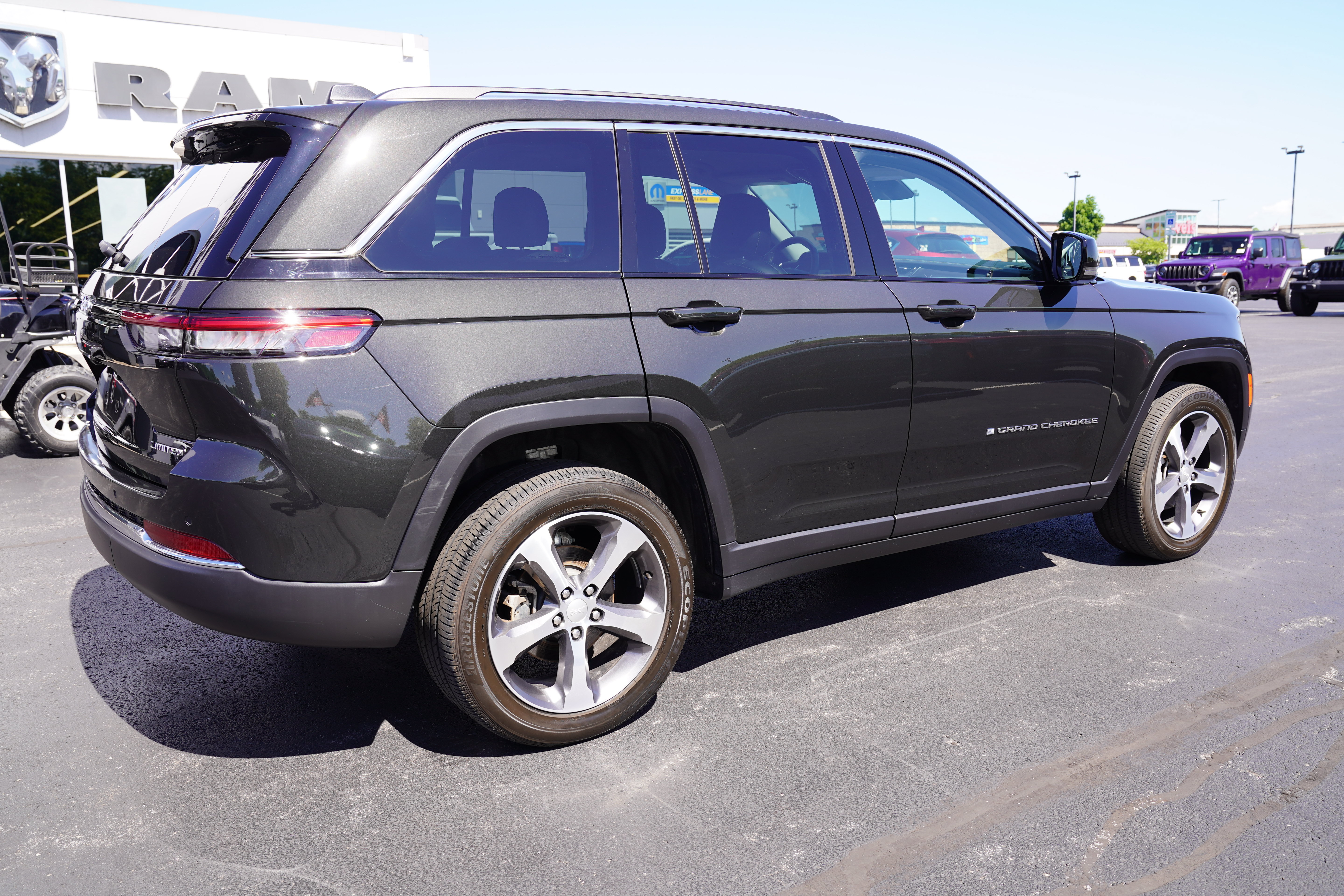Used 2023 Jeep Grand Cherokee Limited AWD/4WD image 3