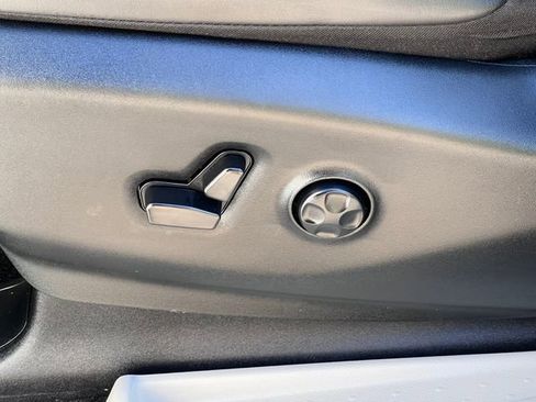 Used 2024 Chrysler Pacifica Touring-L FWD image 12