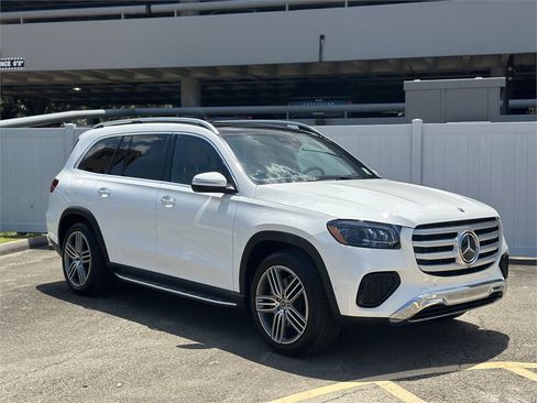 Used 2024 Mercedes-Benz GLS 450 4MATIC image 10