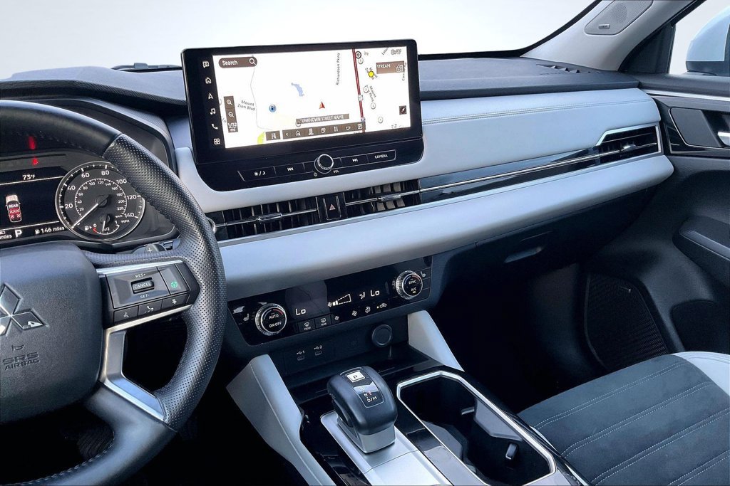 Used 2025 Mitsubishi Outlander SE FWD image 11