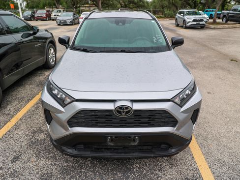 Used 2019 Toyota RAV4 LE FWD image 5