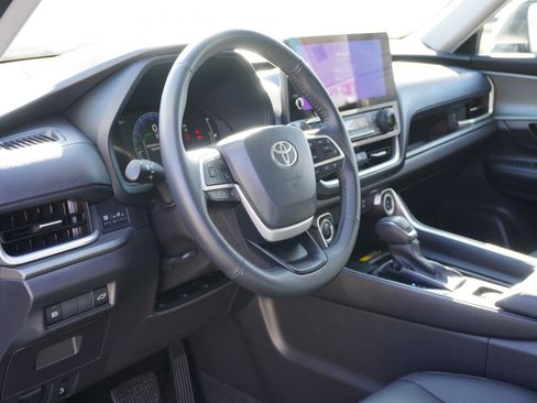 Used 2025 Toyota Grand Highlander AWD image 22