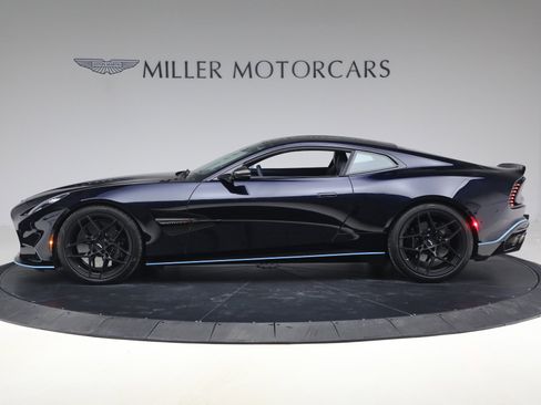 Used 2025 Aston Martin Vanquish image 3