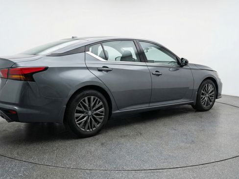 Used 2025 Nissan Altima 2.5 SV image 9