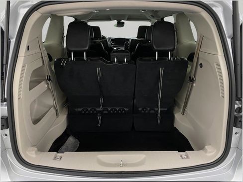 Used 2024 Chrysler Pacifica Touring-L image 6