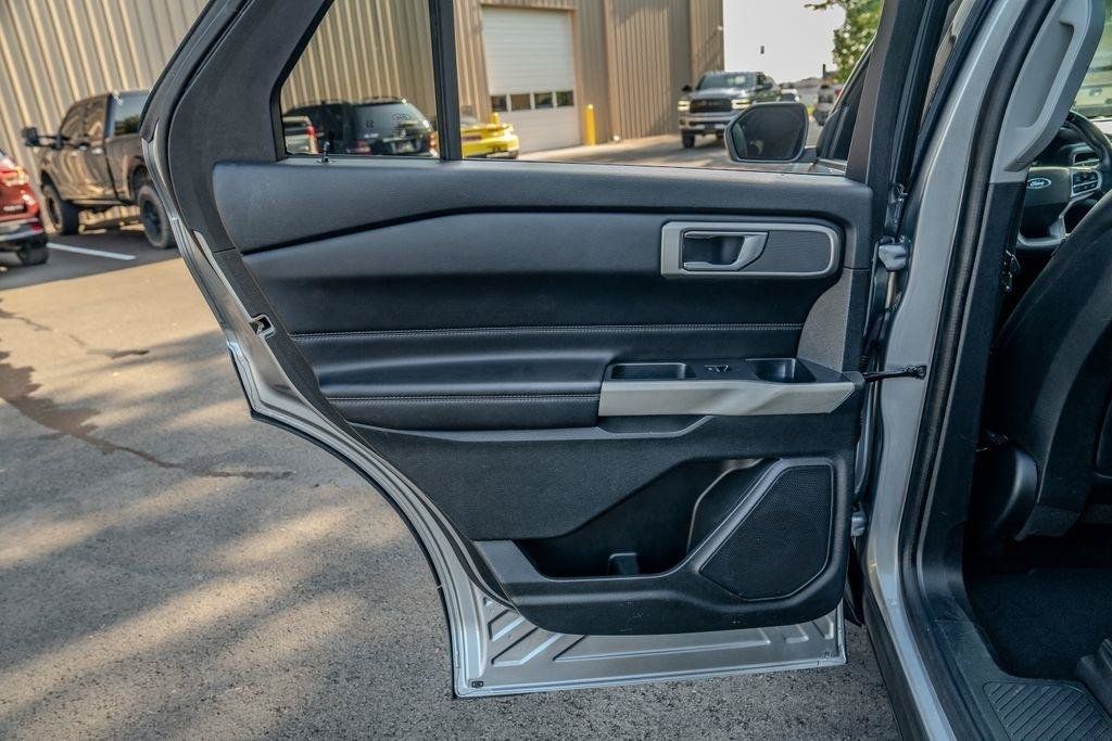 Used 2020 Ford Explorer XLT w/ Equipment Group 202A AWD/4WD image 14