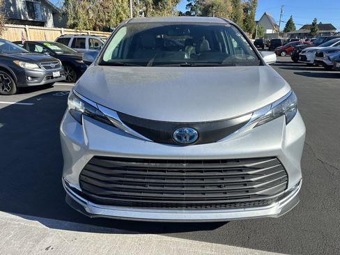 Certified 2024 Toyota Sienna XLE image 6
