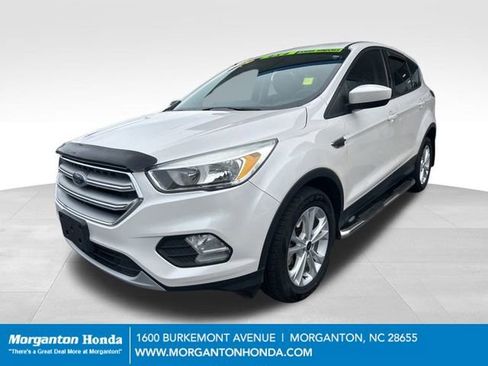 Used 2017 Ford Escape SE image 3