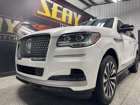Used 2023 Lincoln Navigator Reserve AWD/4WD image 2
