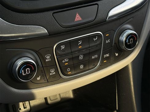 Used 2018 Chevrolet Equinox Premier image 17