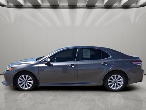 Used 2018 Toyota Camry LE image 2