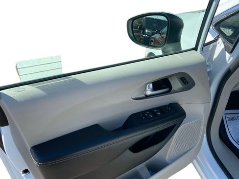 Used 2023 Chrysler Pacifica Touring-L image 11