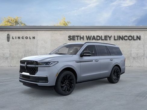 Used 2025 Lincoln Navigator Reserve w/ Jet Appearance Package AWD/4WD image 2