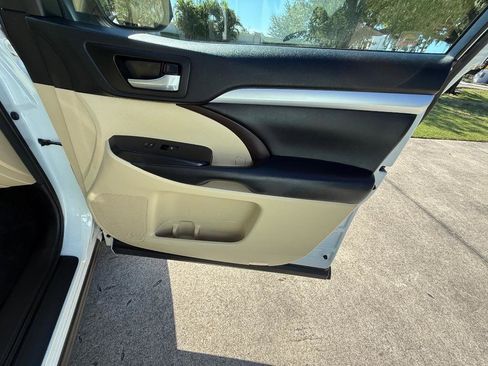 Used 2018 Toyota Highlander XLE image 17