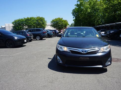 Used 2012 Toyota Camry XLE w/ Leather Pkg FWD image 2